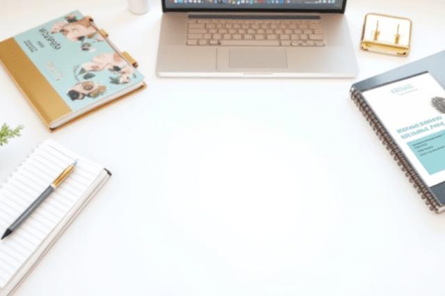 Tableau de planification avec des icônes de calendrier et des objets liés au marketing